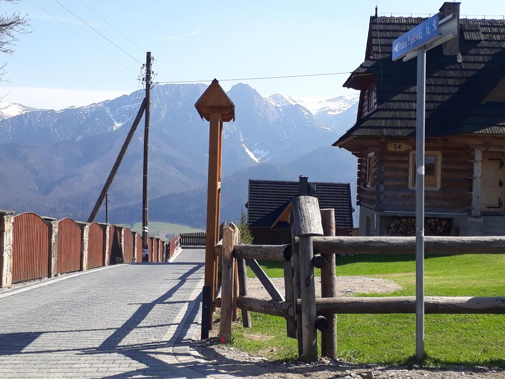 DocsduBerry's tweet photo. Vue sur les Tatras, chaîne de montagnes se trouvant au sud de la Pologne. https://t.co/Tteh1mqH96
