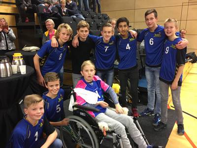 Zieke Tobias (12) uit Zwolle speelt laatste wedstrijd: Vrienden van de ernstig zieke Tobias Sybesma (12) uit Zwolle roepen op om zaterdag massaal de kampioenswedstrijd te bezoeken van het team JC1 van Voorsterslag/VC Zwolle. Dat wordt namelijk de laatste… dlvr.it/QPyKdt