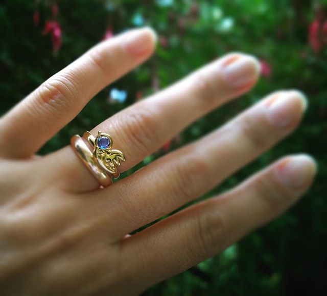 openjart's tweet image. #heatwave in #London - it’s totally appropriate to get your summer jewellery out 😂 Here is Openjart Bird ring in 18k vermeil (silver-gilt) and lab-grown sapphire cabochon. Link in bio, see the matching necklaces and earrings 🐤🐦🐧💗 ift.tt/2vuCYdK