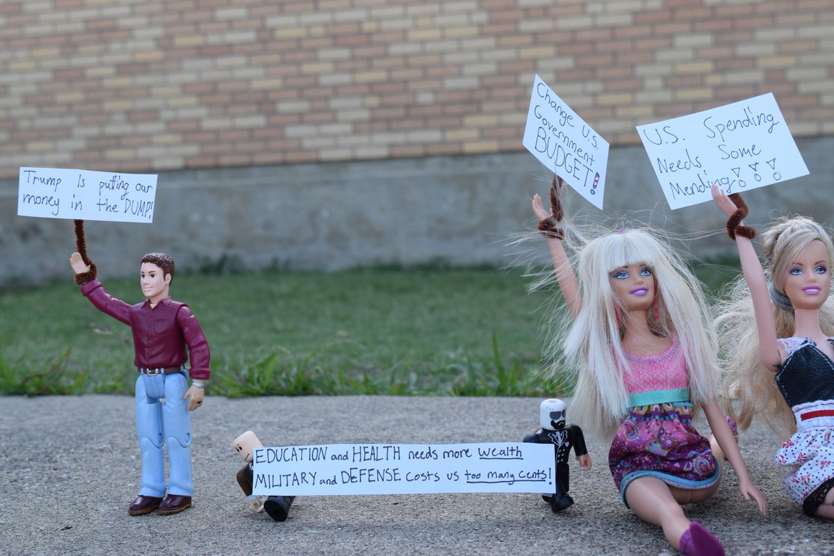 ChangeUSBudget's tweet image. We had a pint sized protest at a school in Dallas. We firmly believe that even a couple ´´people´´ can make a difference. #littlevoices #onepersoncanmakeadifference #protest