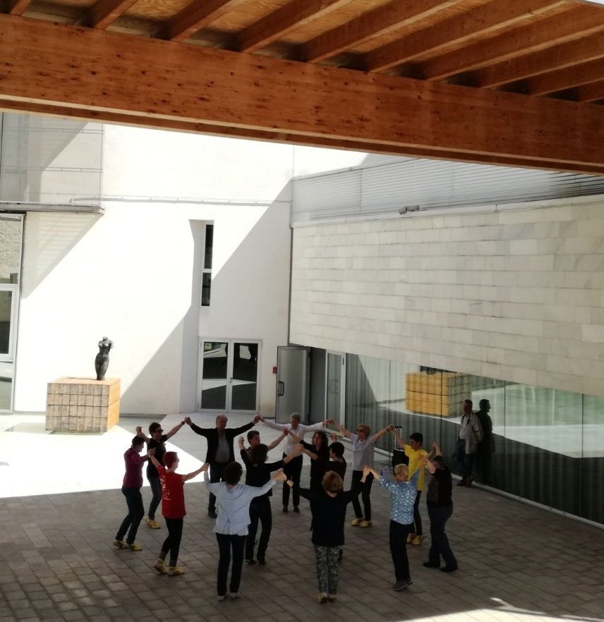 Gen_Talent's tweet photo. #GentBallem a tota marxa, desafiant les altes temperatures! Taller d'aprendre a ballar sardanes, cada dimecres de 15.30 a 16.30 h, a l'exterior de la #gencatGirona, al costat del #TorsDeVenus d'#AristidesMaillol. La sardana és una dansa inclusiva, us hi esperem! #GirInnova https://t.co/LjO5Dsbh3l