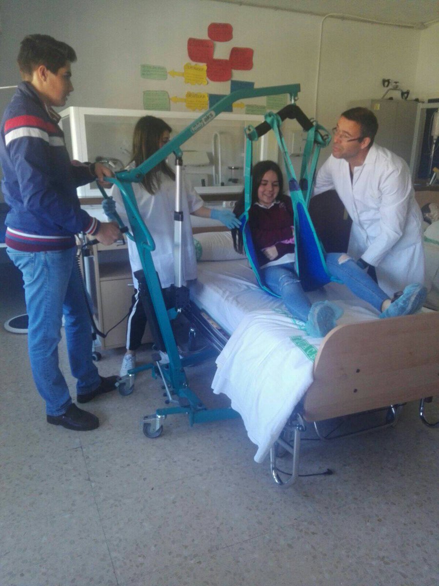 Que buen día hemos pasado hoy en las jornadas de puertas abiertas de la Formación Profesional, nuestros invitados, los alumnos de 3° y 4° ESO del colegio María de la Paz Orellana.