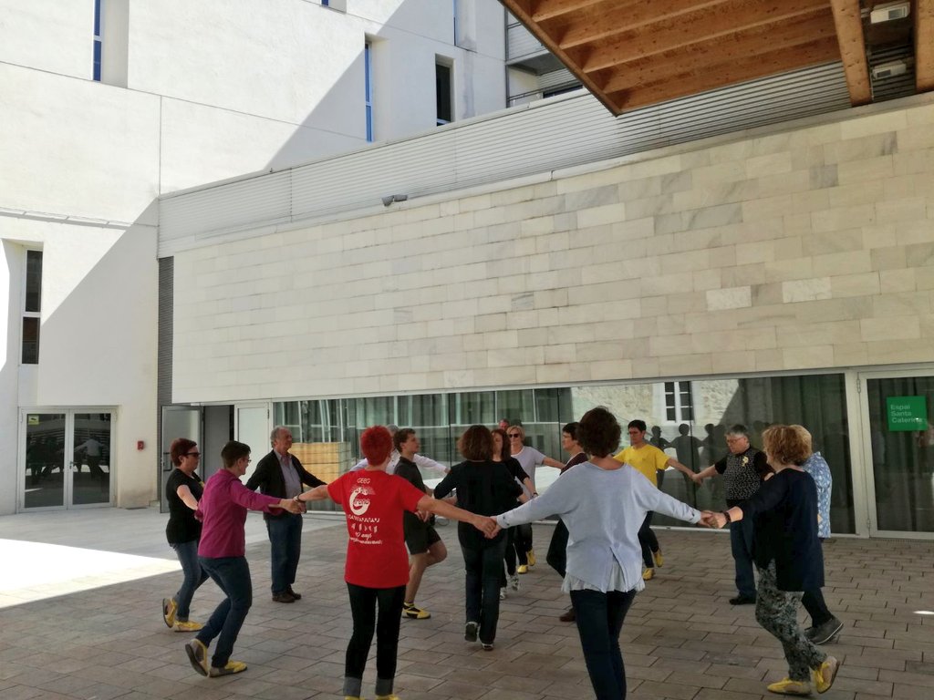 Gen_Talent's tweet photo. #GentBallem a tota marxa, desafiant les altes temperatures! Taller d'aprendre a ballar sardanes, cada dimecres de 15.30 a 16.30 h, a l'exterior de la #gencatGirona, al costat del #TorsDeVenus d'#AristidesMaillol. La sardana és una dansa inclusiva, us hi esperem! #GirInnova https://t.co/LjO5Dsbh3l