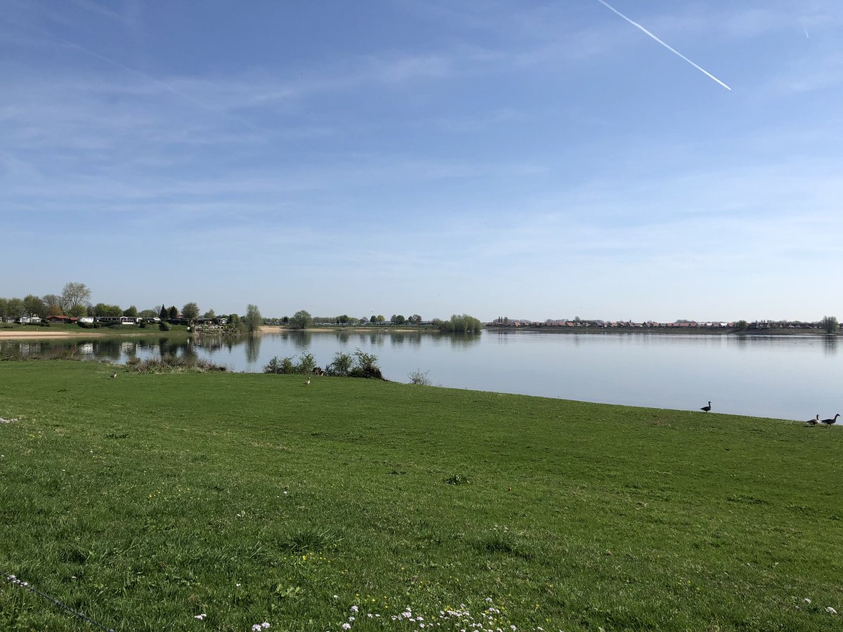 Celine_Blom's tweet photo. @TienkevdWerf en @OllandN hartelijk dank voor de toelichting en rondleiding over de kansen voor klimaatpark IJsselpoort. Wat is Gelderland toch mooi in al zijn diversiteit. Dit past bij een groen Gelderland! #gelderlandlevertjemooiestreken @d66gelderland https://t.co/wbT2OgvsOy