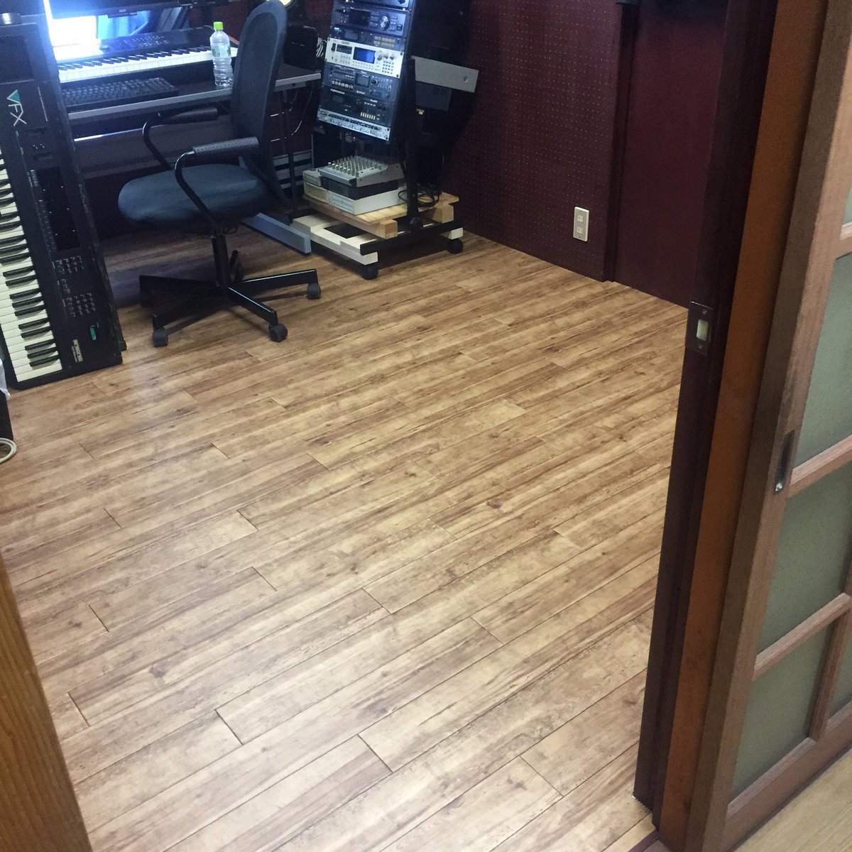 D D Auf Twitter 床貼り後半戦を終え ほぼ完了 後はrec ブース建設予定地を残すだけ 施工隊長ありがとう 前半戦より百倍ラクで綺麗どす スタジオ Studio 防音工事 防音室 簡易防音 音楽室 リフォーム リノベーション 実験 Diy どうにか色々やってみる