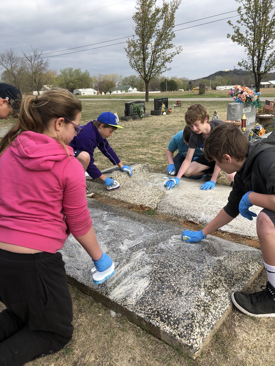 ShariRobert's tweet photo. FJSHS Community Service @FredoniaJSHS @FredoniaJackets https://t.co/JHDquFj9bF