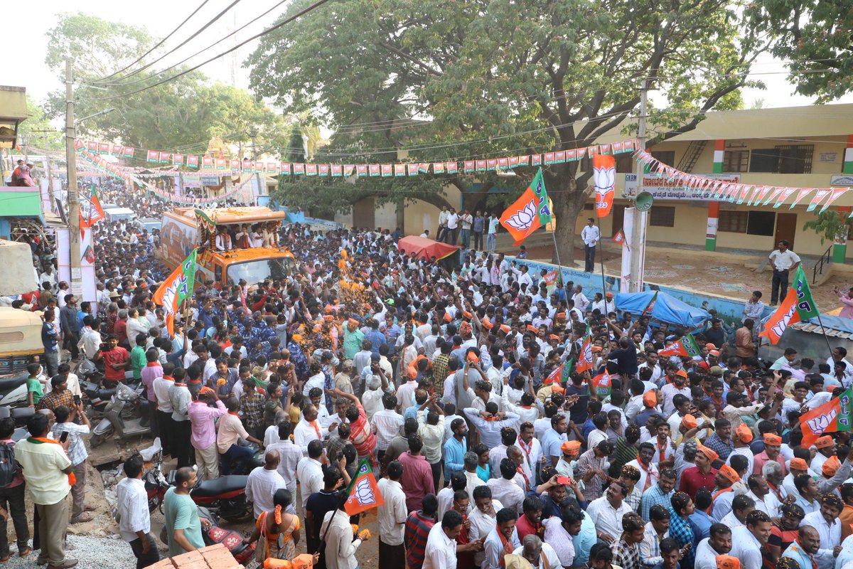 AmitShah's tweet photo. Where ever I go in Karnataka, I see huge enthusiasm and support for BJP. I thank people of Hoskote for showering their love. Sharing pictures of the road show. https://t.co/j9bM9ZegSt