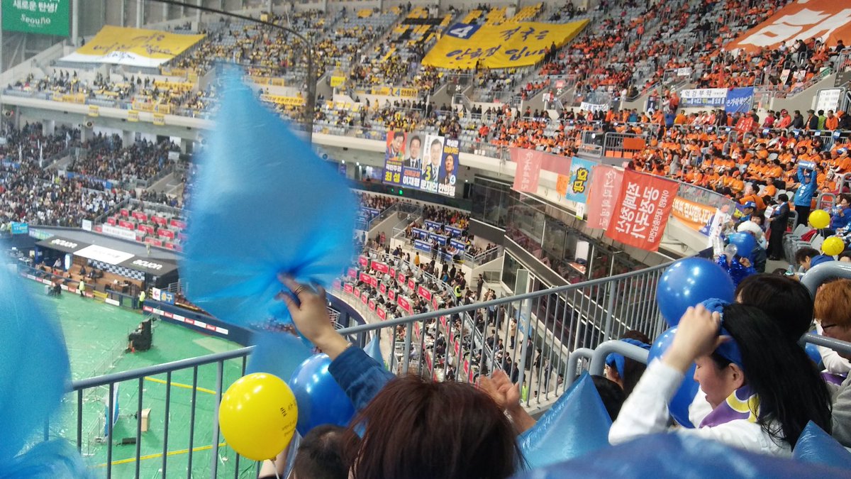 <a href="/kihkihkihis1/">나달🌱#이다야언니</a> <a href="/mbcnews/">MBC News (MBC뉴스)</a> 
헐.
어이없음
나도 트위터서 혼자가는 사람 모여 응원하자고해 열댓명 모여 응원했는데
한트친이 파란 머플러 만들어와 메고 응원함
근데 여사님 우리한테도 오셨다
심지어 최성시장님 응원단 한테도
여사님은 니편내편 안가리고
다 악수해주시고 사진찍어주셨다
기레기
억지좀 그만 부려라!