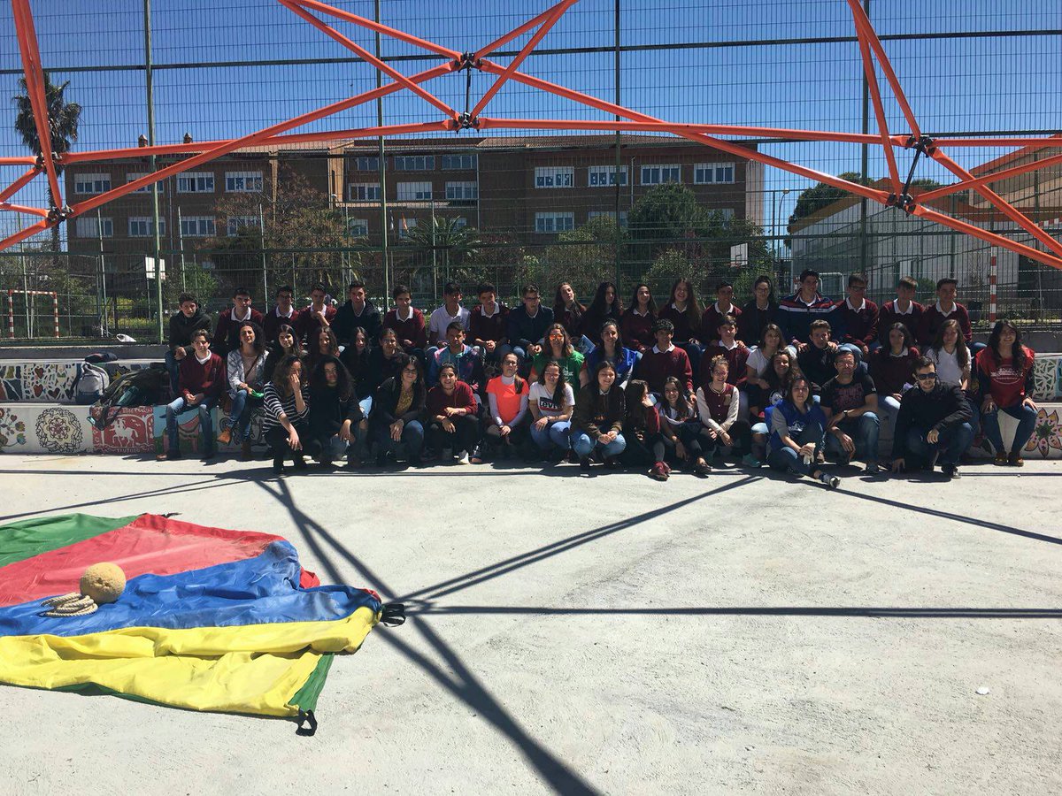 Hasta ahora las fotos q hemos ido enviando eran de las aulas de ciclos formativos de Atención a personas en situación de dependencia y de Animación Sociocultural y Turística. Ahora os enviamos los talleres de juegos q se han desarrollado en nuestro patio del centro. Muy divertido