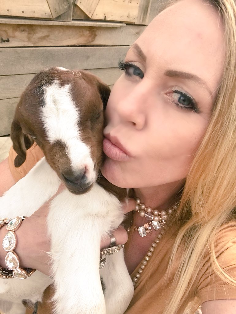 KyleiJo's tweet photo. @BNCartwright hey girly we are Californians that now our Midwest/Southern Gypsys &amp; thinking your boy Jax needs to live true to you maybe back home 🔮 #liveyourbestlife #Gypsystyle @Bravotv y’all can be HAPPY https://t.co/rOcNra6WlK