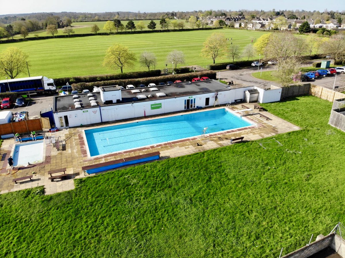 Better_WestOxon's tweet photo. Final touches being made to Woodstock Open Air Pool. We will be open daily whatever the weather from Saturday 21st April. So why not make a splash this weekend! For more information visit  https://t.co/O08HkO2zWP https://t.co/j34EOJmGeC
