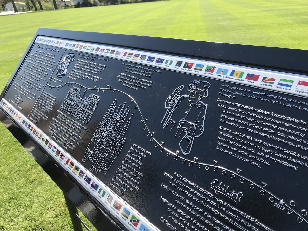 RoyalFamily's tweet image. The Queen unveils the new panel which will then be placed outside Marlborough House and connect up to others around London.