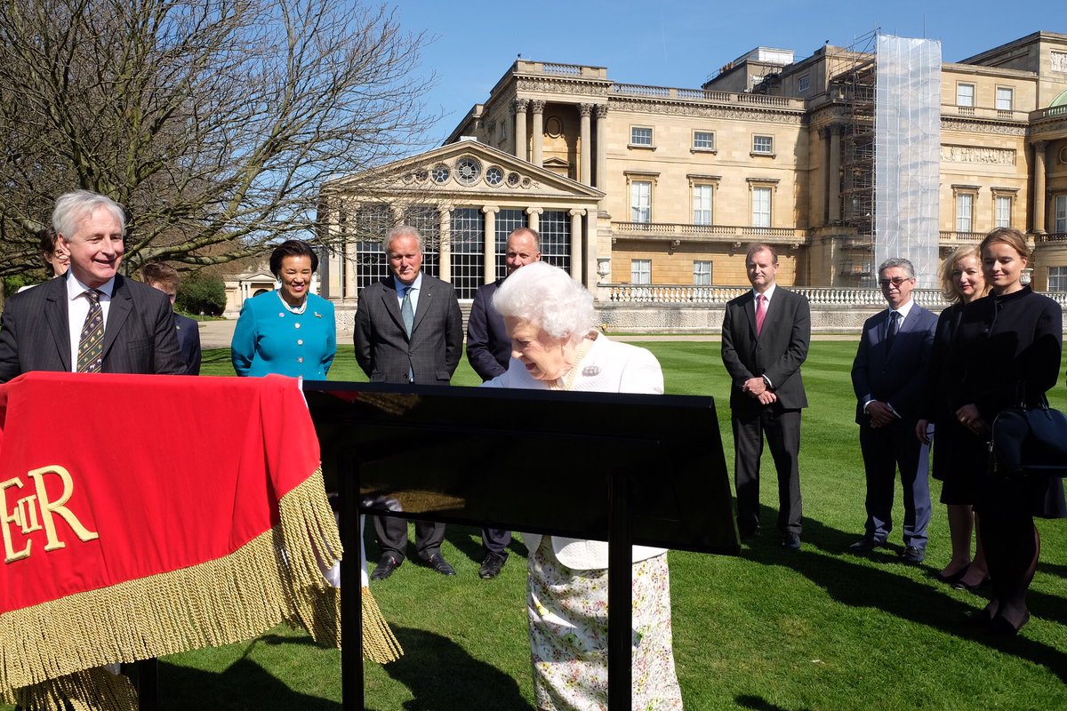 RoyalFamily's tweet image. The Queen unveils the new panel which will then be placed outside Marlborough House and connect up to others around London.