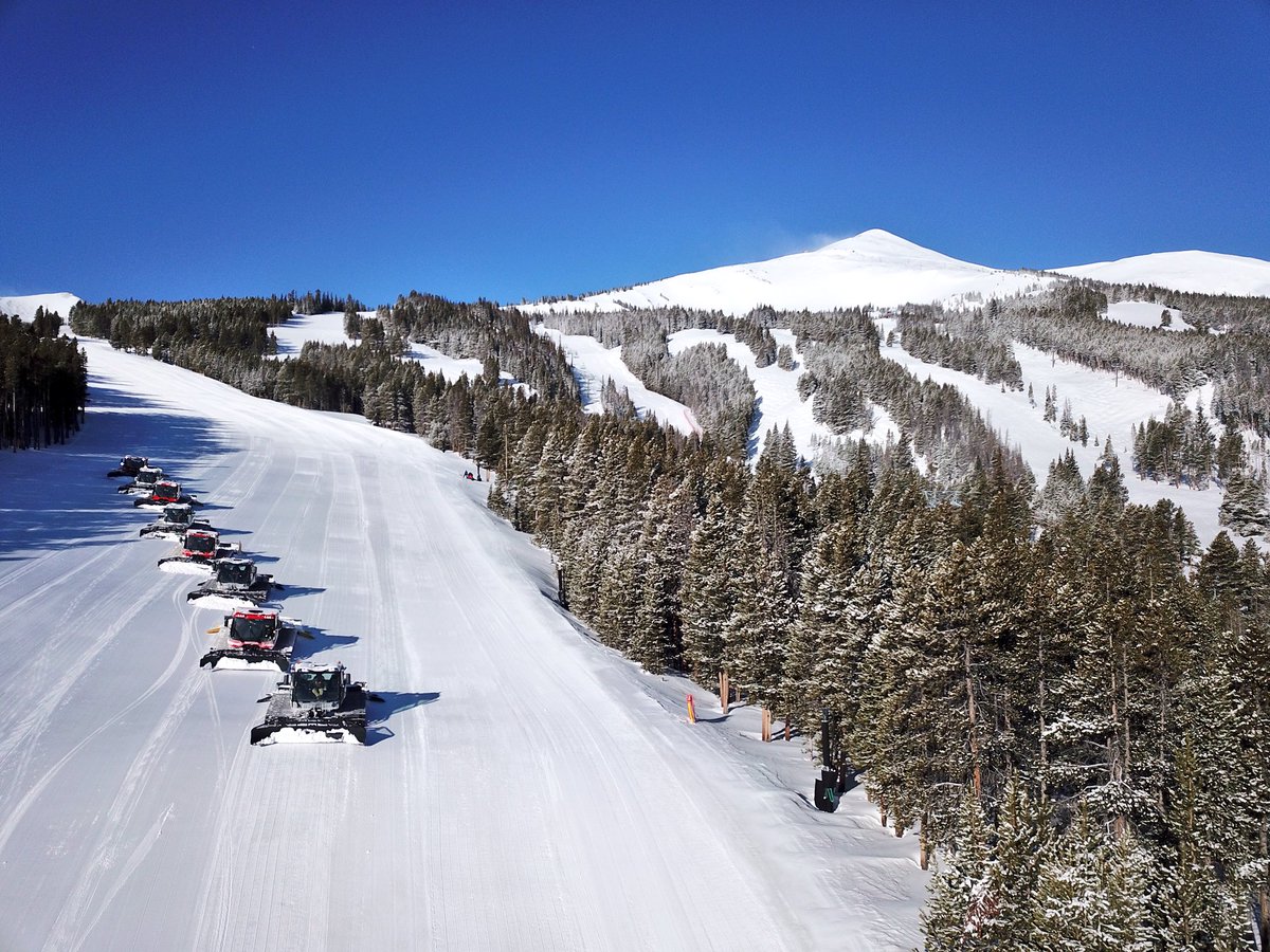 breckenridgemtn's tweet photo. Hard to believe itβs our final week of the 2017/18 season. πΈ: @camsalefilmdepartment #Breck #SpringIsEpic https://t.co/lcXJSJcO6a