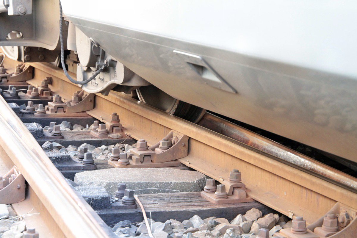 THWDDBOE's tweet photo. https://t.co/JnJ4jgc4HF Am Sonntag alarmierte die Notfallleitstelle der  Deutschen Bahn AG die diensthabende Besatzung des Hilfszuges Dresden nach Kamenz. Dort entgleiste im Bereich einer Weiche ein Personennahverkehrstriebwagen.... https://t.co/O8zy8QkABq