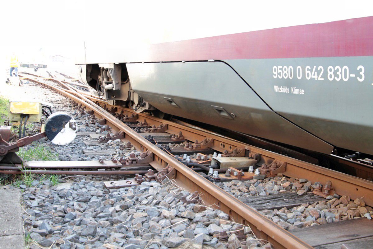 THWDDBOE's tweet photo. https://t.co/JnJ4jgc4HF Am Sonntag alarmierte die Notfallleitstelle der  Deutschen Bahn AG die diensthabende Besatzung des Hilfszuges Dresden nach Kamenz. Dort entgleiste im Bereich einer Weiche ein Personennahverkehrstriebwagen.... https://t.co/O8zy8QkABq