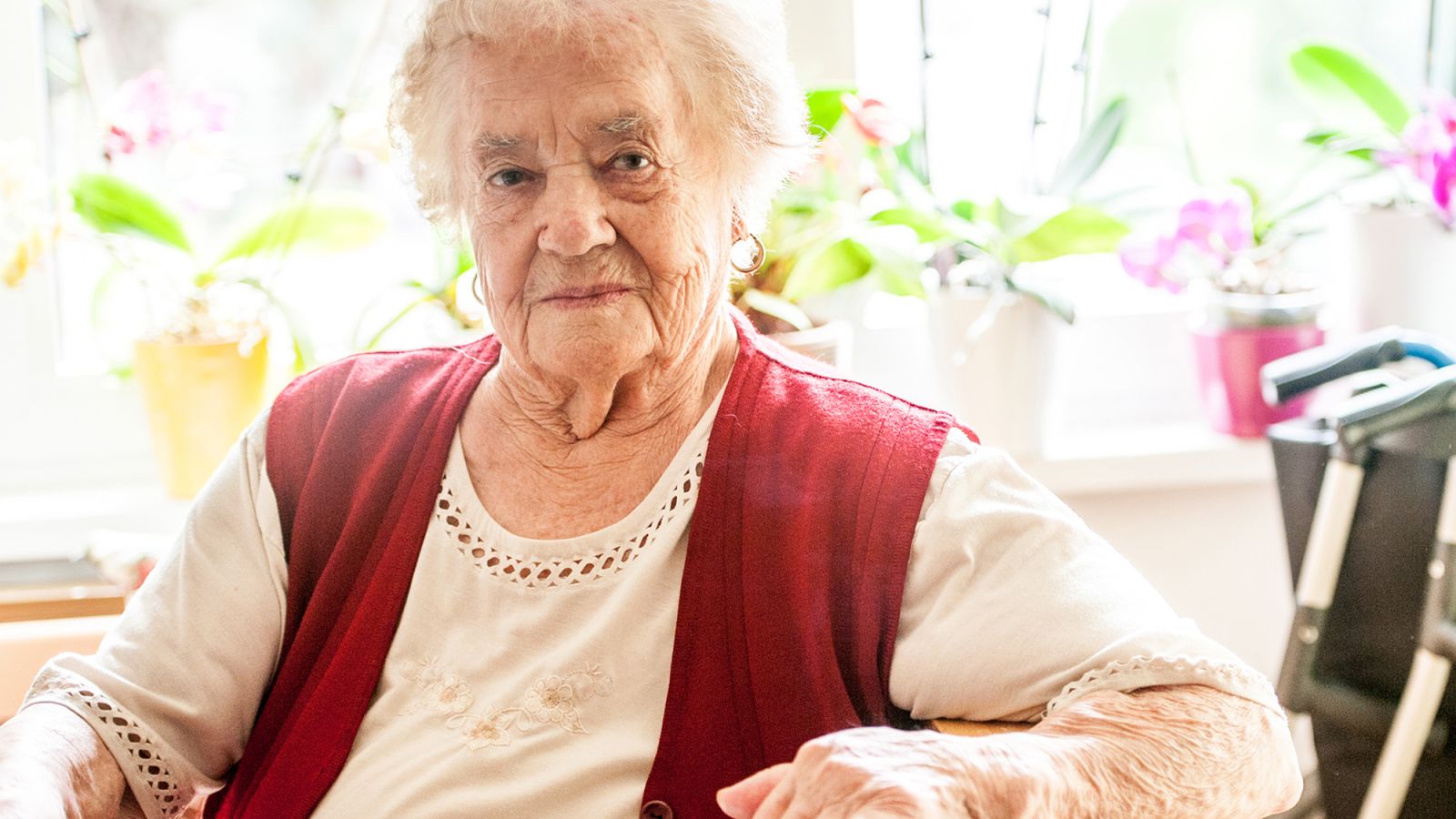 Grandma libby. Грандма. Бабушка учитель с белыми волосами. Грандма фото. Grandma Libby Ellis в молодости
