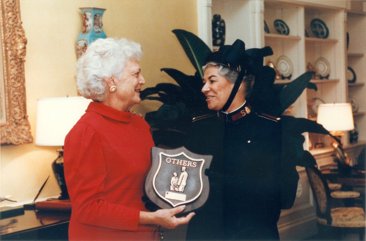 peermagazine's tweet photo. We mourn the loss of former First Lady Barbara Bush, a friend and ardent supporter of The Salvation Army. In this photograph General Eva Burrows presents the “Others" award to Mrs. Bush for her unwavering commitment to helping those in need. #BarbaraBush #EvaBurrows https://t.co/iwQ4KnEpBO