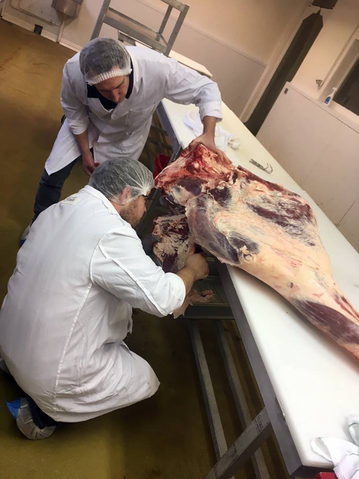 Mottainai_Paris's tweet photo. Belle série sur la #viande ➡ https://t.co/aTpHtACKxc, @franceculture nous offre un voyage au coeur de l'histoire de la #BoucherieFrançaise et de l'art de la #découpe. Une passion transmise ici par @timsautereau à Benjamin, élève #LaVoieDuBoucher
#IntelligenceDuGesteArtisan #meat https://t.co/6hgsUMuyQ5
