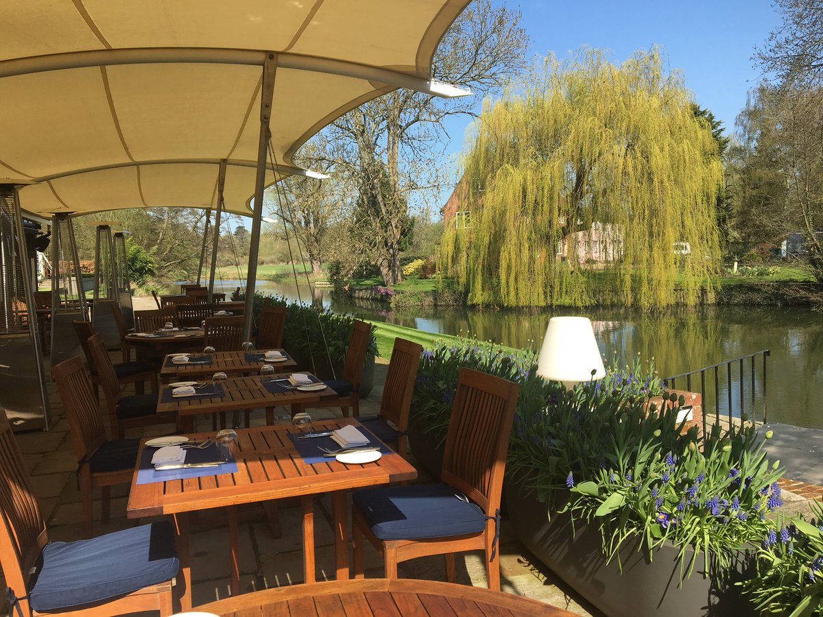milsomhotels's tweet photo. Spring has definitely arrived at Le Talbooth #bluesky #gardens #river https://t.co/qcDqRjElMu