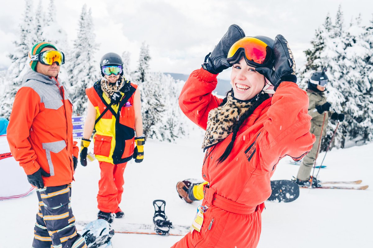 Just kicking it on a mountaintop with your best pals... This we could do with today! 🏔🚠⛷❤️