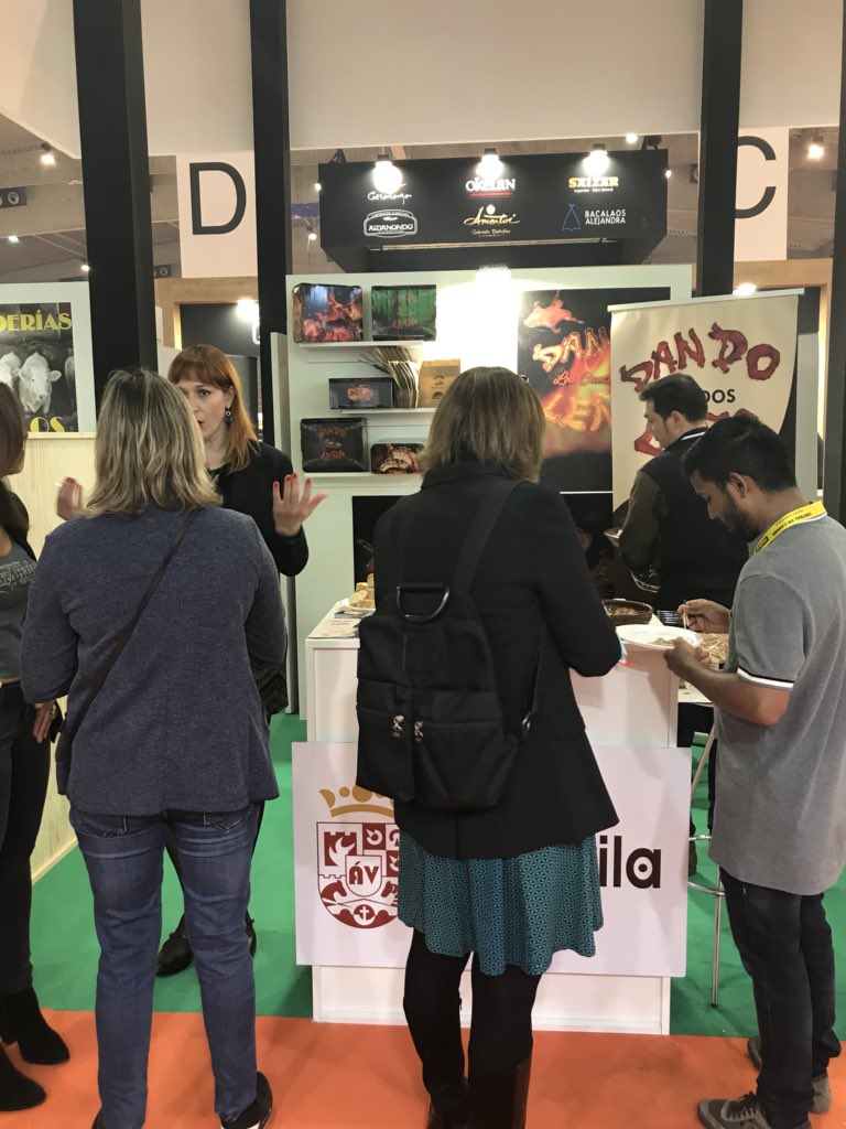 Avilaautentica1's tweet photo. Los #auténticos continúan en #Alimentaria2018 explicando los productos de calidad agroalimentaria que elaboran en la provincia de #Ávila https://t.co/pgphKypn5o