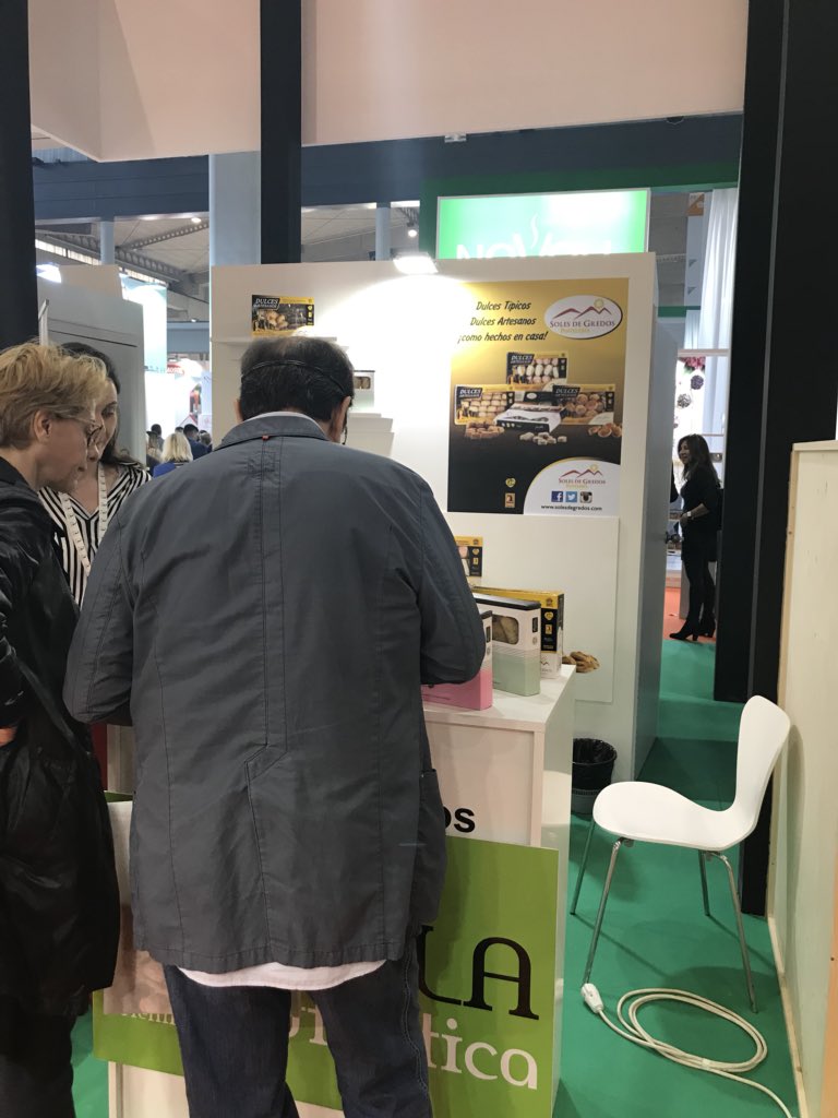 Avilaautentica1's tweet photo. Los #auténticos continúan en #Alimentaria2018 explicando los productos de calidad agroalimentaria que elaboran en la provincia de #Ávila https://t.co/pgphKypn5o