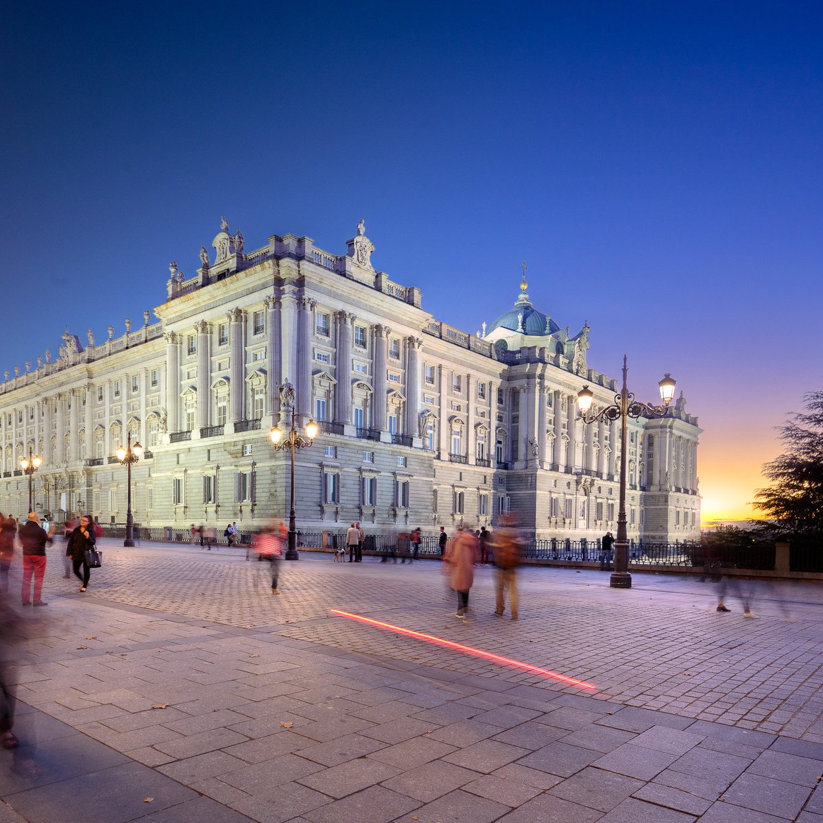 Visita_Madrid's tweet photo. El Palacio Real tiene una de las puestas de sol que sí o sí tienes que ver si pasas unos días en Madrid... https://t.co/ufc04i2kWK