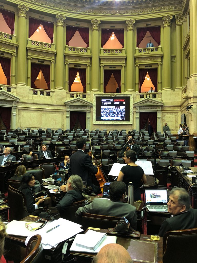 mayrasmendoza's tweet photo. Desde la oposición hemos pedido esta sesión para tratar de frenar los tarifazos. El oficialismo no dio quórum y trabajó para que no se logre. Otro bochorno parlamentario, hasta un Diputado de CAMBIEMOS entró al recinto y apretó para que se levante Olmedo. 
#BastaDeTarifazos https://t.co/T82OAp27SF