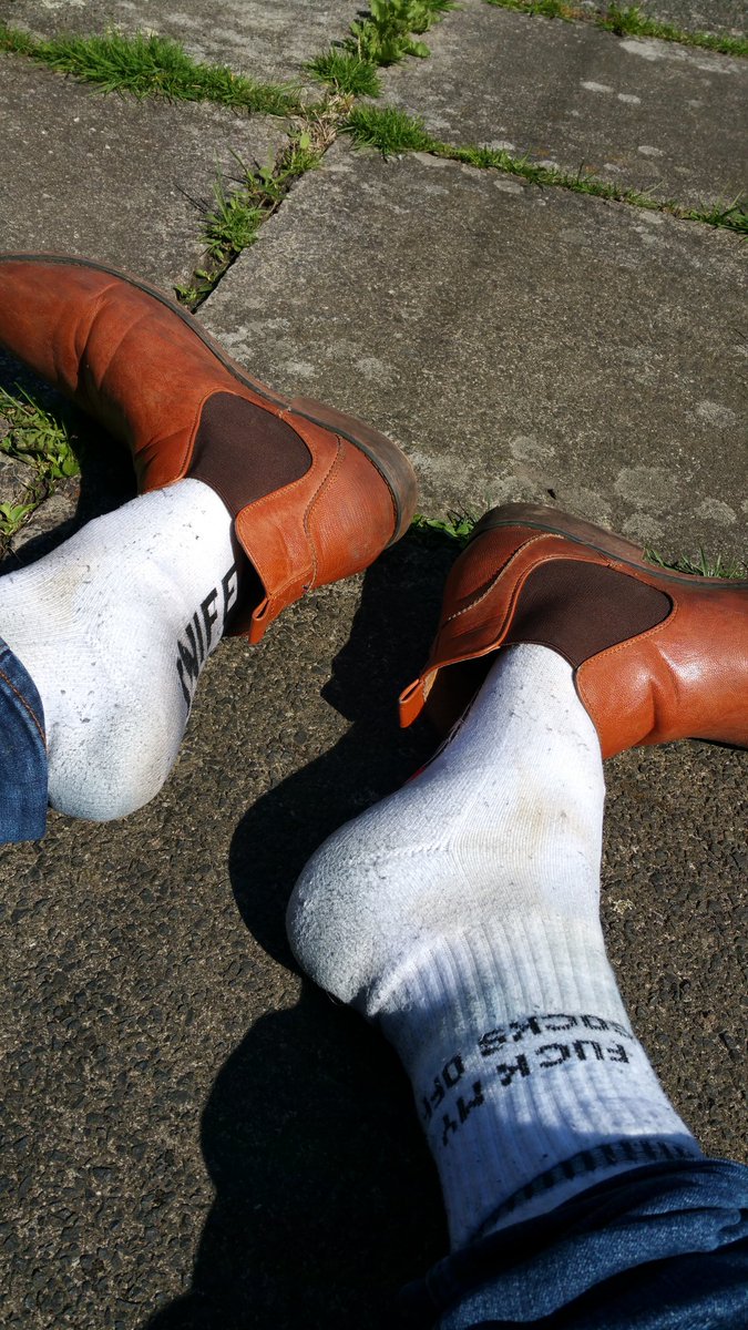 StinkyMaleSocks's tweet photo. Day 7 pics no.1 #3WeeksStraightSocks, long day giving safety talks at work, taking boots off after work, ready for a hot sweaty walk in Air Max & then k-swiss later too, soles were wet after my boots! We liking these? Wk1 nearly over DM me #Sk8erboy #sockstink #fetish #stink 😈😷 https://t.co/AHMNW1hE4W