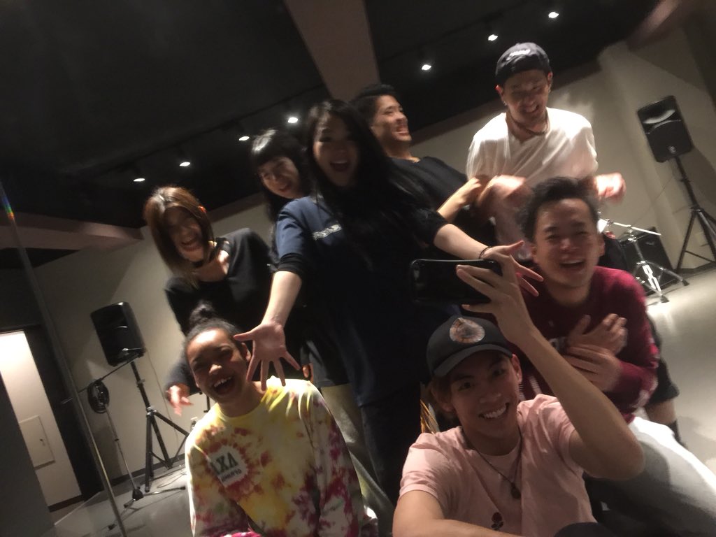 H_Family0's tweet photo. どーもーー！！めちゃめちゃ連写したなかで、ブレてるけどおそらくこれがみんなええ顔してるやろって思った、、どーもーーとしでーす！！！
今日も練習してきましたー♪
29日梅田TRAD、、、最高に盛り上げていきます！！
なんせHeaven's Train vol.40！！！
記念すべき40回目！！ https://t.co/MNsKycu6n0