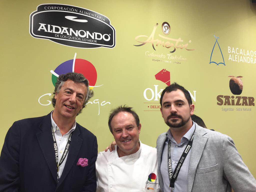 ATLASGOURMET's tweet photo. Hemos visitado el stand q tiene en @AlimentariaBCN nuestro proveedor @pgesalaga. En la foto: D. Jose Luis; CEO de Gesalaga, flanqueado por Mario Sequerra @MarioSequerra y Jorch Vicente @Jorge_VR85 @ATLASGOURMET 
#Alimentaria #Gesalaga #atlasgourmet #gastronomia #feria #Barcelona https://t.co/ofhSQewTjW