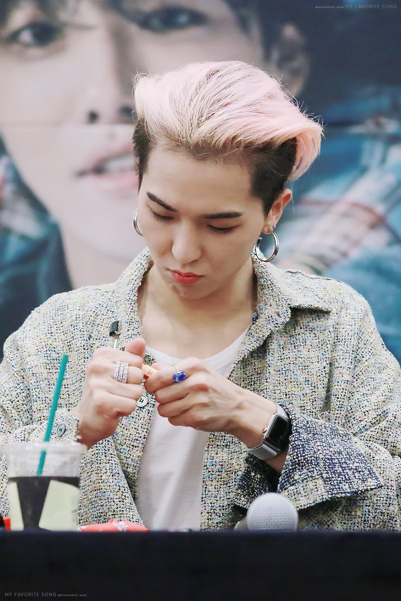 MYFAVORITE_MINO's tweet photo. 립밤 귀엽게 뜯기 세계 1등( ˃⍨˂̥̥ )

180414 하남 팬사인회 HQ
#WINNER #위너 #송민호 #MINO

@official_mino_ https://t.co/RSzkQ1WsxO