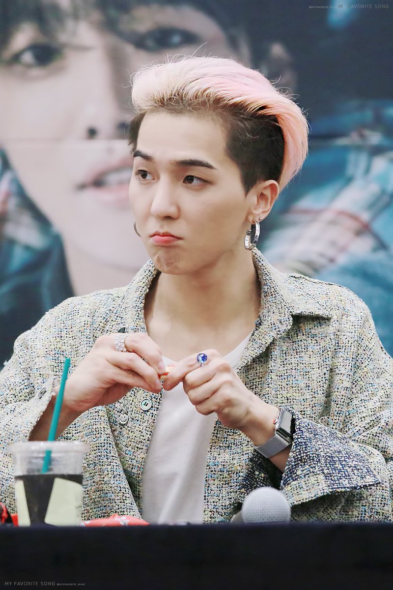 MYFAVORITE_MINO's tweet photo. 립밤 귀엽게 뜯기 세계 1등( ˃⍨˂̥̥ )

180414 하남 팬사인회 HQ
#WINNER #위너 #송민호 #MINO

@official_mino_ https://t.co/RSzkQ1WsxO