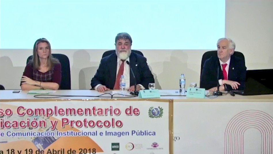 ManuelDminguez's tweet photo. Fantásticas reflexiones de Rafael Vidal, #JefeDeProtocolo @Depucoruna, en su ponencia "Conflictos evitables en la organización de actos y #eventos". Jornadas Internacionales de #Comunicación #Protocolo #ComunicaciónInstitucional e #ImagenPública. #Pontevedra #Galicia @uvigo https://t.co/eAIdlf7g7g