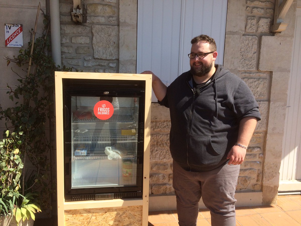 À #Niort, un restaurateur vient d'installer un #frigosolidaire devant son établissement. Au fil de la journée, il y dépose la #nourriture qu'il n'a pas utilisée #société #solidarité ► france3-regions.francetvinfo.fr/nouvelle-aquit…