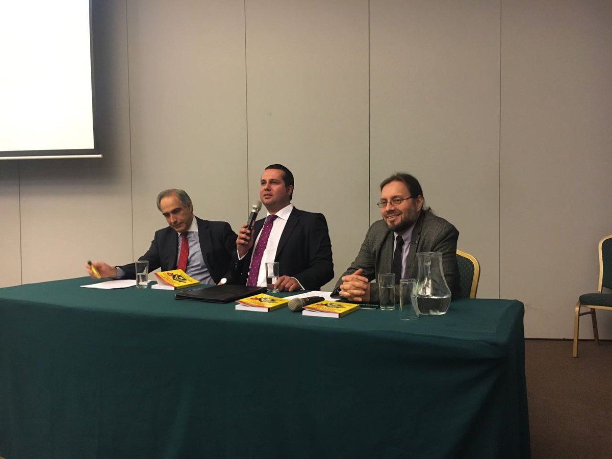 SalvadorMakluf's tweet photo. Agradezco a mi amigo Francisco @chahuan por su compromiso y presentación con nuestro libro Manual Arriendo Bienes Raíces https://t.co/TxV93H60pu