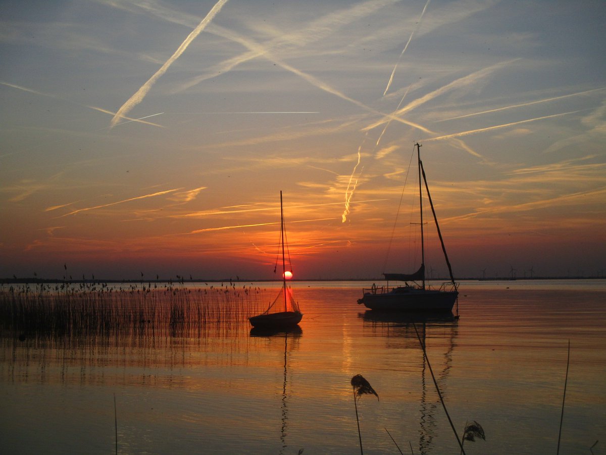 ctvdheijden's tweet photo. Rustig en genieten, zon en water #zonsondergang #Wolderwijd @gjfotos @500pxrtg @WizardWeather @WijStadsweiden @hetweerlokaal @LincsSkies @DSunsets @PicBallot @PicPoet @metoffice #sunsets @mooielucht @EarthandClouds @CloudAppSoc @EnjoyNature @salovesunsets @ThePhotoHour #Hwijk https://t.co/aUPUSDVlOX