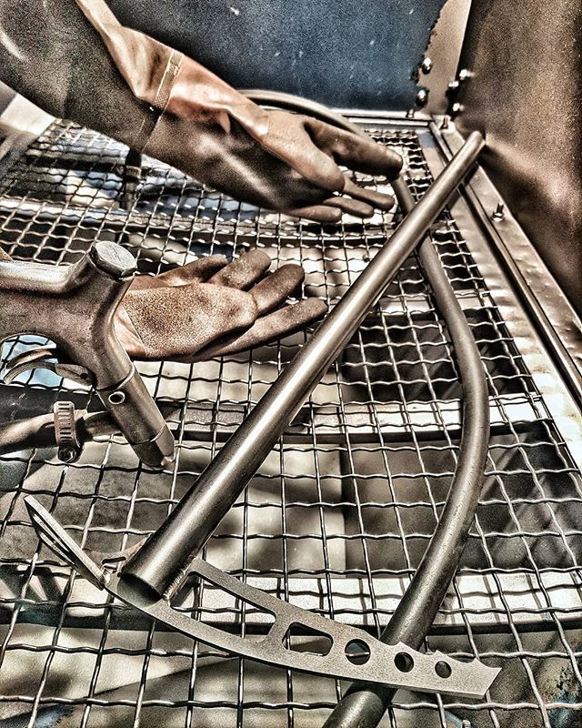 Suluk_46's tweet photo. This medieval torture chamber is often confused as being the inside of the sandblast cabinet; where raw, rough, welded titanium parts are punished - resulting in smooth, shiny, works of art. π #torturechamber #sandblaster #mediablaster #sandblast #saβ¦ https://t.co/88yQzKdKq6 https://t.co/bN1AF7DJSc