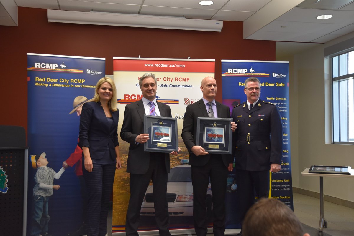 IBC_West's tweet photo. Proud of our partnership w/ @RCMPAlberta, @RCMPGRCPOLICE, @edmontonpolice & @CityofRedDeer on the #LockOutAutoTheft initiative. Thank you for the recognition, Superintendent Foster. We look forward to future initiatives that keep roads & residents safe. https://t.co/WWeZxUxHRI https://t.co/flP4HLhc27
