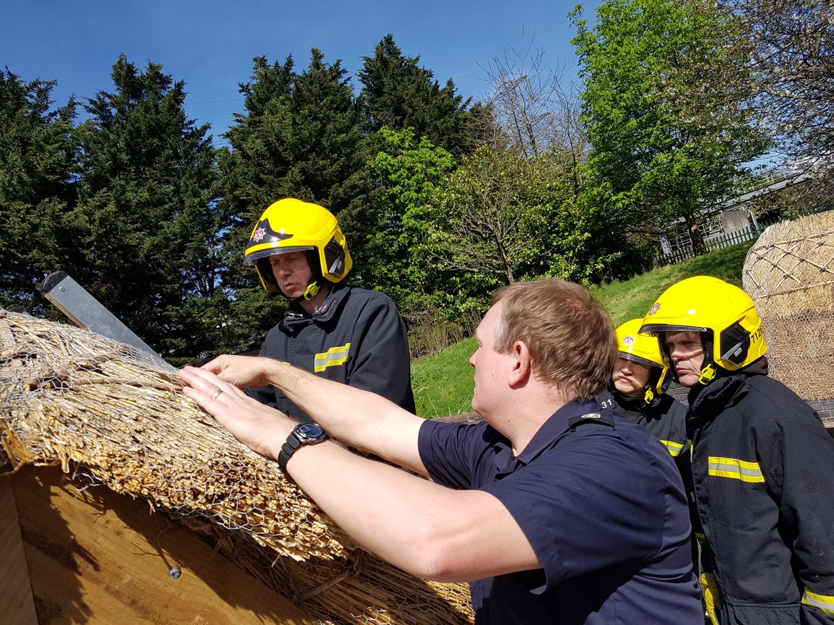 Our firefighters are leading the way in #Thatch training with <a href="/nsmtltd/">NSMT</a> and <a href="/TestValleyBC/">Test Valley BC</a> bit.ly/2FY2ngN #TeamHants