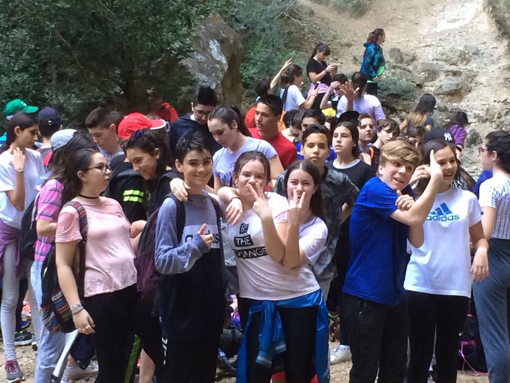 insbarbat's tweet photo. Els nostres alumnes de 2n ESO ja hi són a Capafons per desenvolupar el treball de síntesi #alumnes #natura #entornnatural #proximitat #treballsintesi #ensenyament #cooperacio #grup #projectes #generalitat #capafons #prades https://t.co/r9ktoPkqee