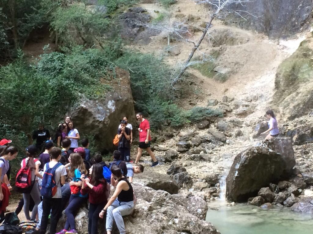 insbarbat's tweet photo. Els nostres alumnes de 2n ESO ja hi són a Capafons per desenvolupar el treball de síntesi #alumnes #natura #entornnatural #proximitat #treballsintesi #ensenyament #cooperacio #grup #projectes #generalitat #capafons #prades https://t.co/r9ktoPkqee