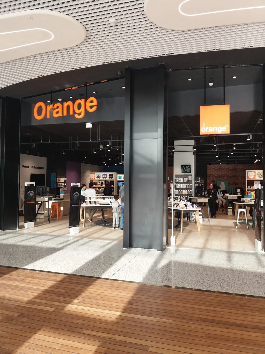 Valerie_Perotti's tweet photo. Ravie d'être venue au tout nouveau #Smartstore  @OrangePACA @CCap3000 ouvert aujourd'hui. Juste en face nouvelle entrée Porte de Cannes. Rdv le 16 mai pour l'inauguration https://t.co/AZ94qWN2IY