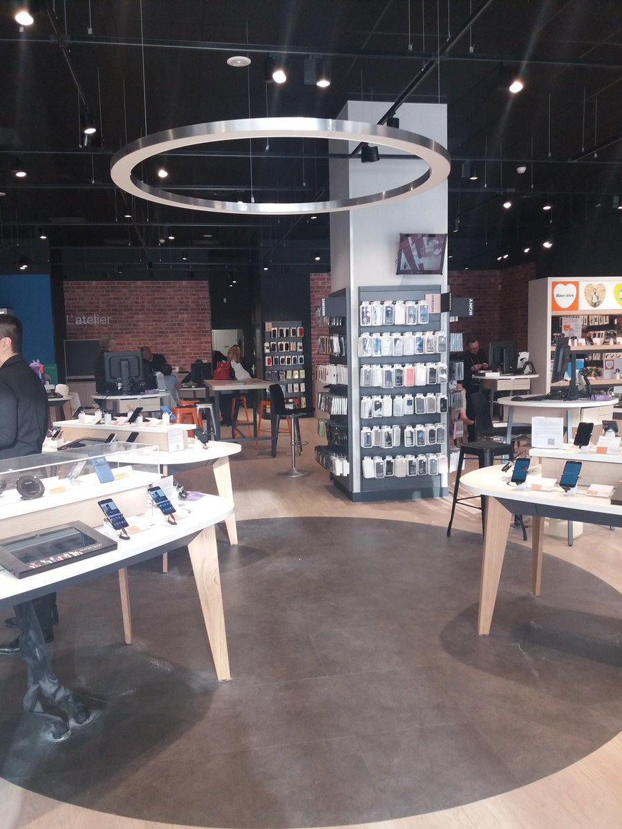 Valerie_Perotti's tweet photo. Ravie d'être venue au tout nouveau #Smartstore  @OrangePACA @CCap3000 ouvert aujourd'hui. Juste en face nouvelle entrée Porte de Cannes. Rdv le 16 mai pour l'inauguration https://t.co/AZ94qWN2IY