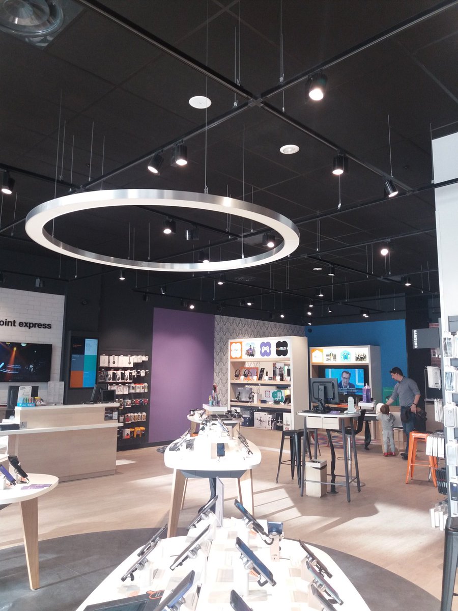 Valerie_Perotti's tweet photo. Ravie d'être venue au tout nouveau #Smartstore  @OrangePACA @CCap3000 ouvert aujourd'hui. Juste en face nouvelle entrée Porte de Cannes. Rdv le 16 mai pour l'inauguration https://t.co/AZ94qWN2IY