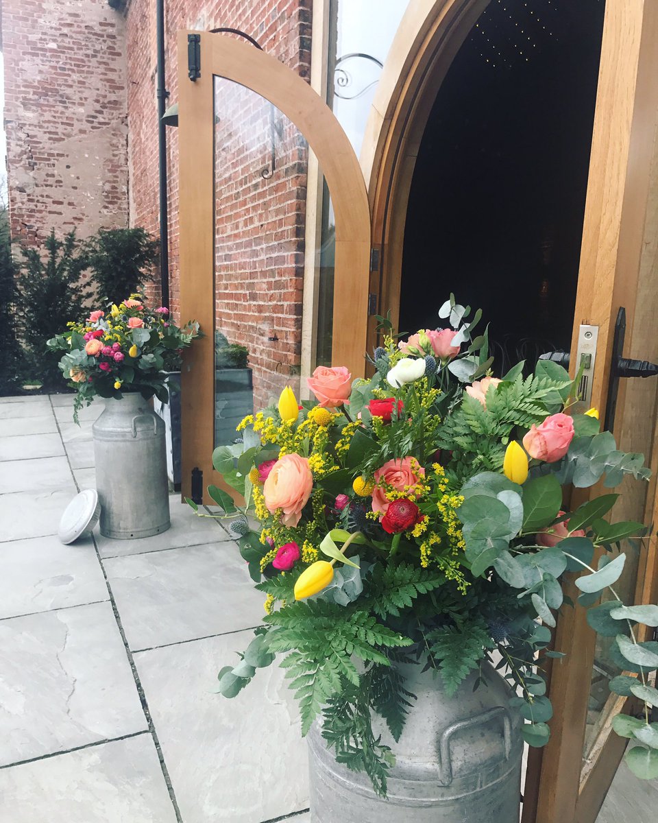 PrettyLittleExt's tweet image. Hello #weddinghour hope you're having a wonderful week!