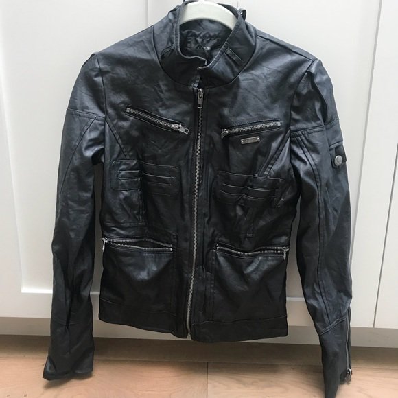 ShawnDuplechain's tweet photo. So good I had to share! Check out all the items I'm loving on @Poshmarkapp #poshmark #fashion #style #shopmycloset #anthropologie #joesjeans: https://t.co/8Xkjej7CW4 https://t.co/niuYYFApCZ