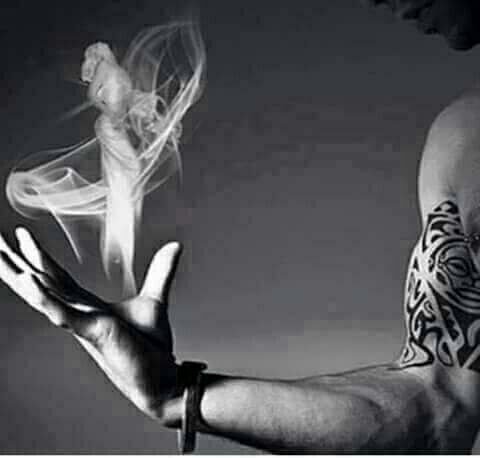 AL__ZO's tweet photo. يحدث أحياناً !!
 
يختار 
رجل 
فتاة 
مليئة 
بالحيوية
وتعشق 
الضحك، 
ويبقى 
معها حتى
يطفئ 
ضحكاتها 
ويمتص 
بريق 
حيويتها،
ثم يتركها 
لأنها نكدية! https://t.co/Bqs5DxfvFr