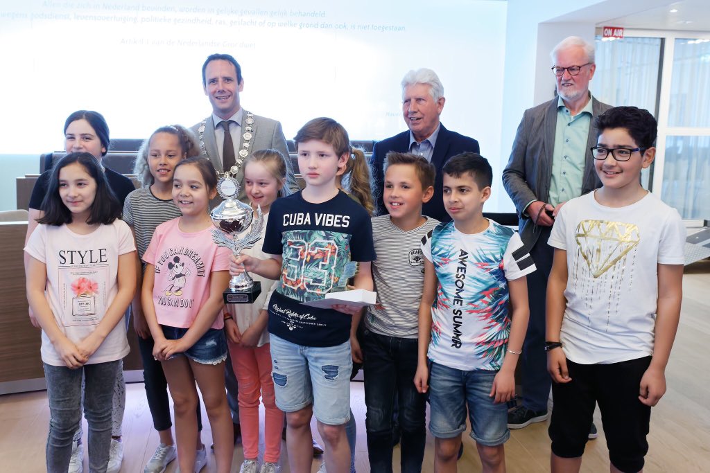 HarmJanvSchaik's tweet photo. 500 Harderwijkse kinderen deden verkeersexamen. Vandaag  4 cum laude geslaagde leerlingen van De Bogen, De Brug, De Triangel en De Parel ontvangen. De Bogen won de VVN verkeersexamen bokaal 2018. 🏆 https://t.co/GnDwkRH3xp